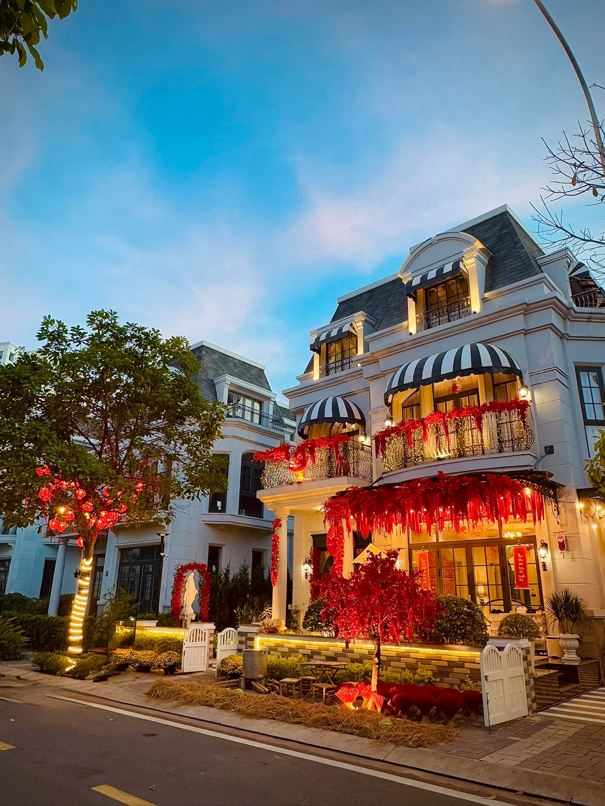 Dưới phần bình luận của bài viết, cư dân mạng không khỏi trầm trồ trước màn decor đón Tết vô cùng mạnh tay của vợ chồng Đoàn Di Băng.