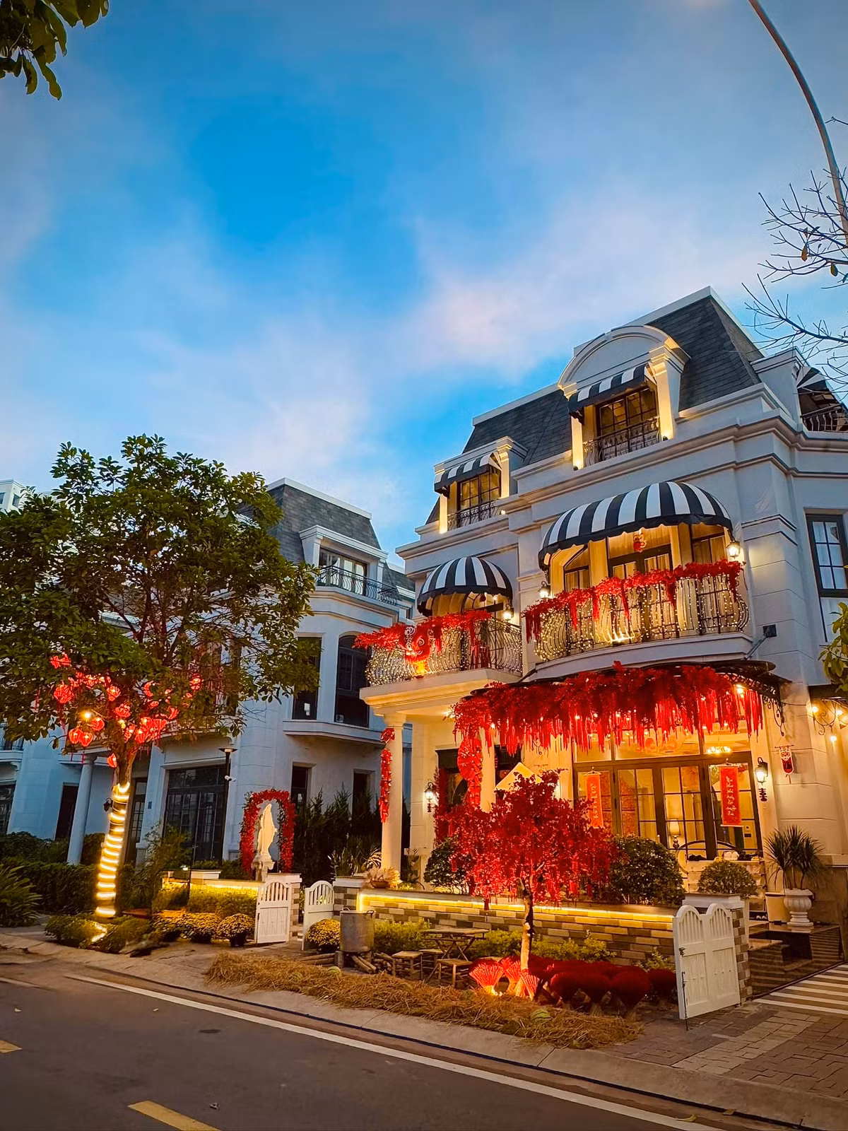 Dưới phần bình luận của bài viết, cư dân mạng không khỏi trầm trồ trước màn decor đón Tết vô cùng mạnh tay của vợ chồng Đoàn Di Băng.