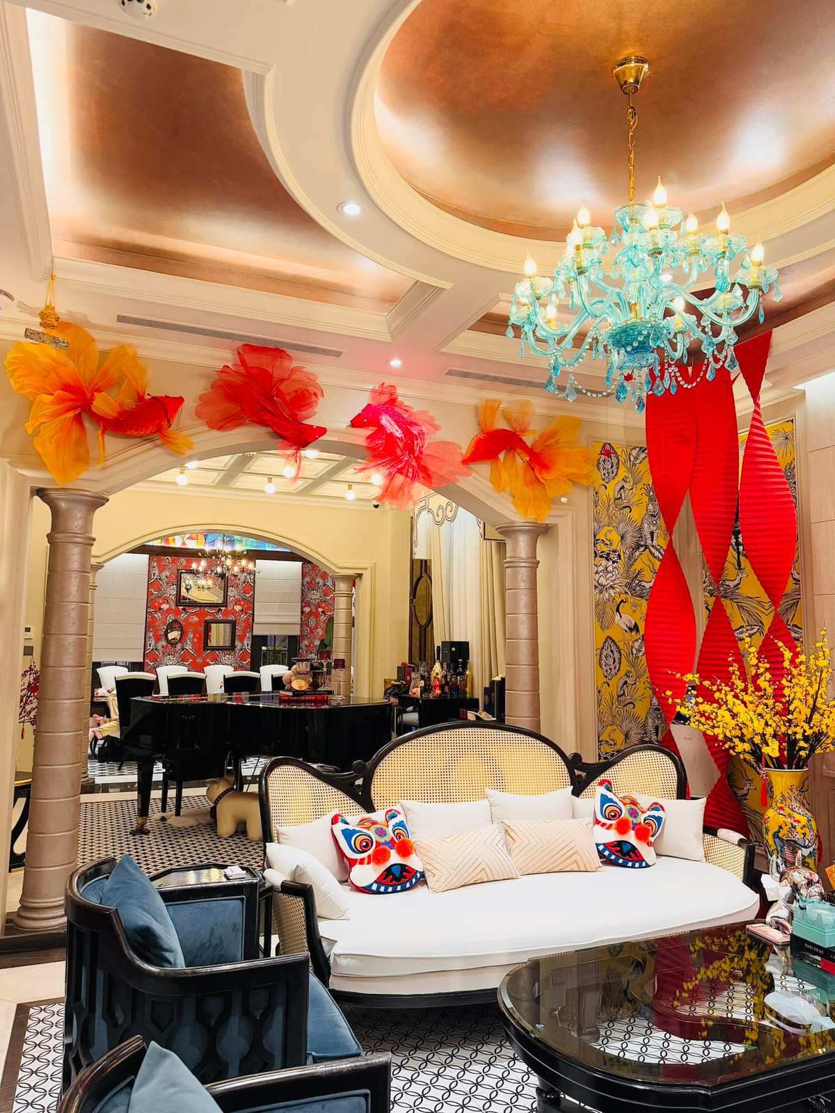 Trước cửa ra vào, nữ doanh nhân bày trí những chậu cúc mâm xôi màu vàng để điểm thêm màu sắc. Phía trước căn biệt thự có tiểu cảnh mô phỏng không gian nấu bánh chưng, bánh tét.