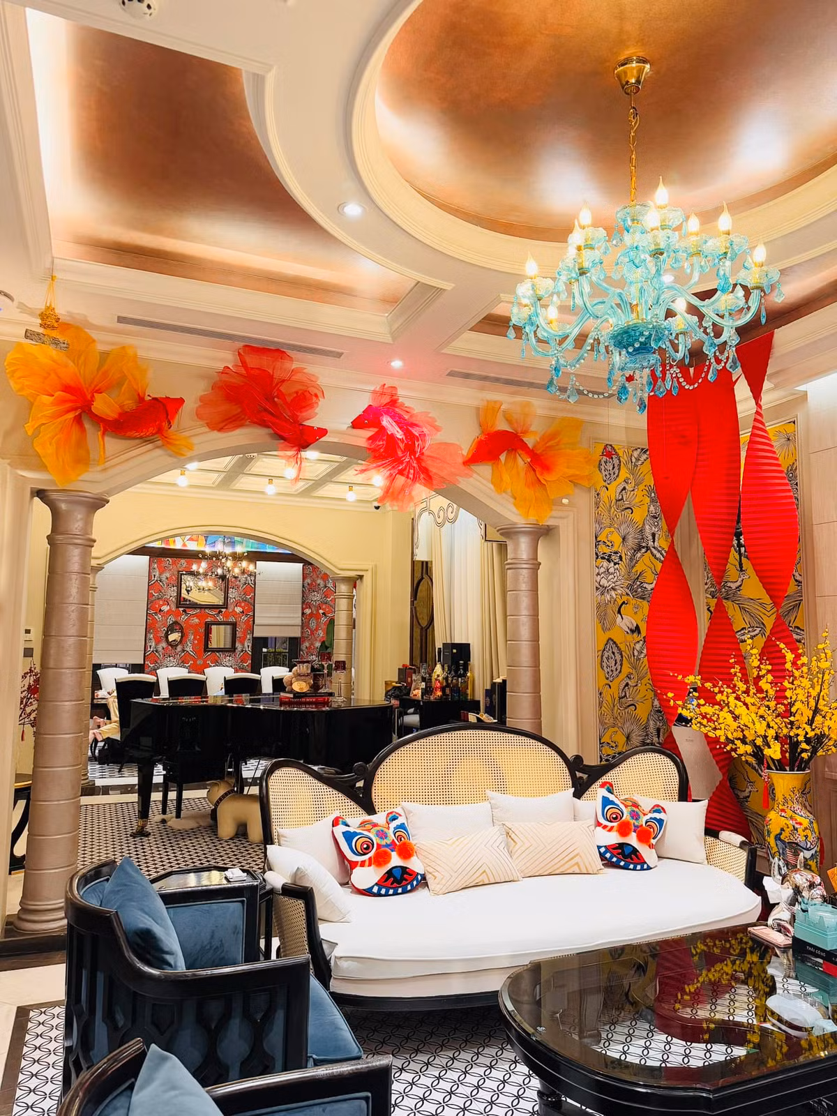 Trước cửa ra vào, nữ doanh nhân bày trí những chậu cúc mâm xôi màu vàng để điểm thêm màu sắc. Phía trước căn biệt thự có tiểu cảnh mô phỏng không gian nấu bánh chưng, bánh tét.