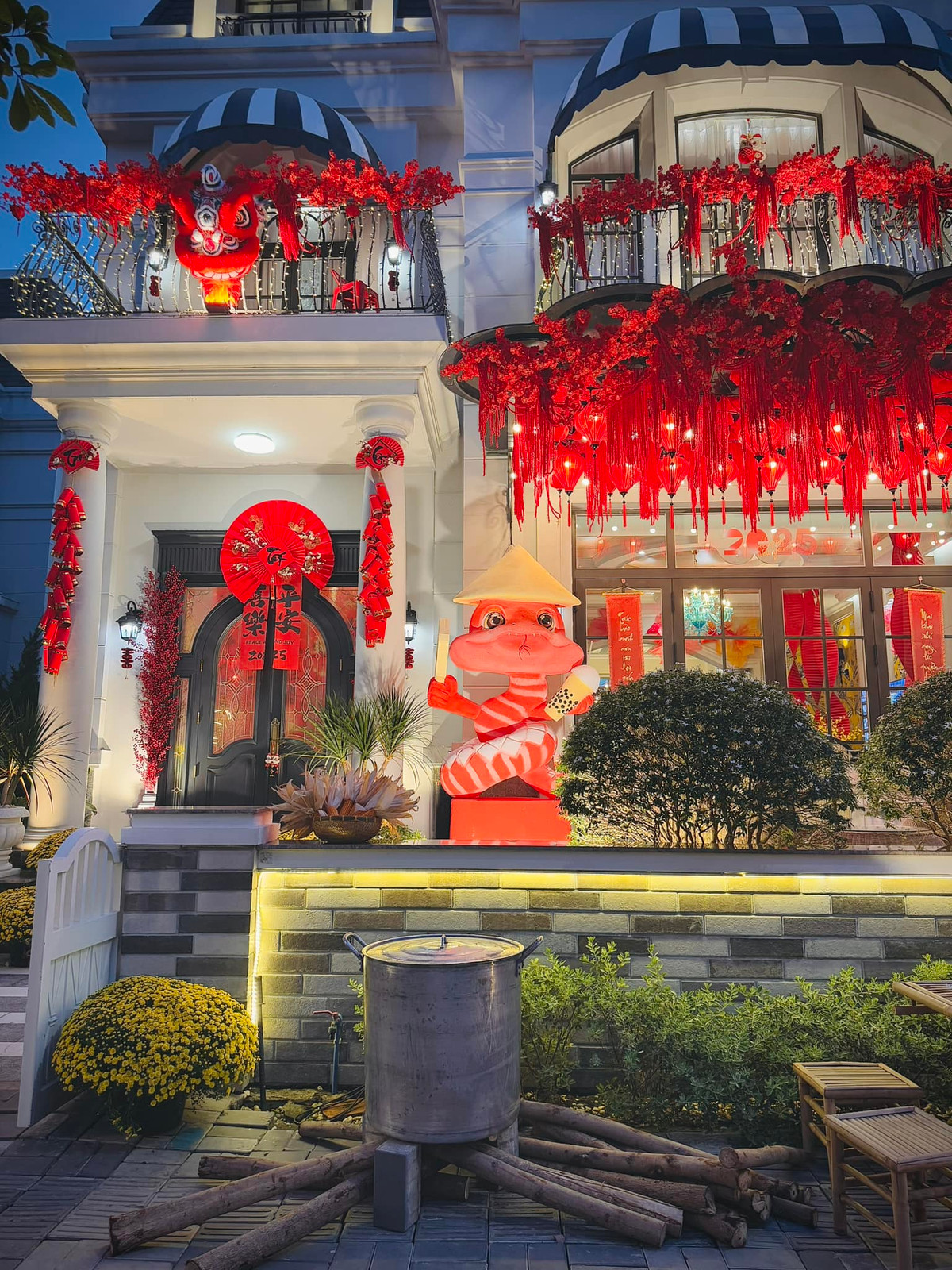 Lần này, nữ doanh nhân lấy ý tưởng khung cảnh phòng khách mang phong cách Tết xưa với bàn ghế gỗ, chiếu cói dệt, khăn họa tiết con công, loa đài, vô tuyến,...