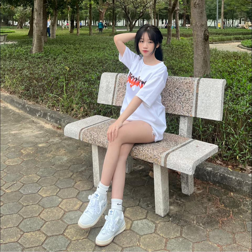 Đời thường của Lan Anh cũng rất biết chọn đồ để khoe khéo đường cong.