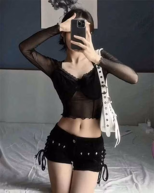 Có thời điểm, Hoàng Lan Anh và Xuân Ca liên tục khiến netizen phải đặt lên bàn cân so sánh coi ai nhảy cuốn hơn vì cùng "đu đỉnh" chung 1 trend.