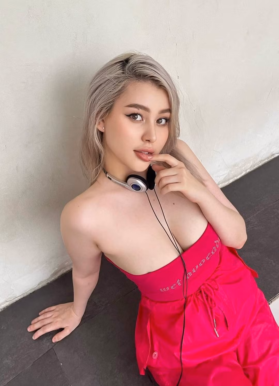 Sunna nổi tiếng từ năm 17 tuổi, khi còn là học sinh cấp ba. Cô nàng gây chú ý nhờ ngoại hình xinh đẹp, nóng bỏng và táo bạo. Tuy nhiên, năm 20 tuổi, hot girl lai Mỹ này gây bất ngờ khi thông báo mang thai con đầu lòng. Cô nàng không công khai hình ảnh chồng mà chỉ úp mở về mối quan hệ này.