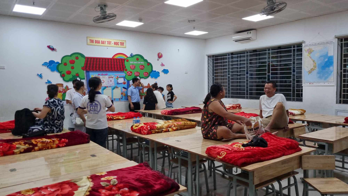 Phường Tân Mai đã thành lập các tổ công tác hỗ trợ người dân di chuyển ra nơi tránh bão an toàn.