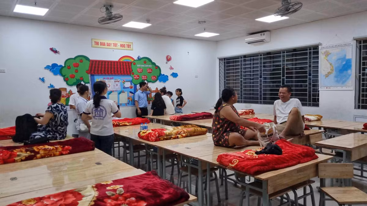 Phường Tân Mai đã thành lập các tổ công tác hỗ trợ người dân di chuyển ra nơi tránh bão an toàn.