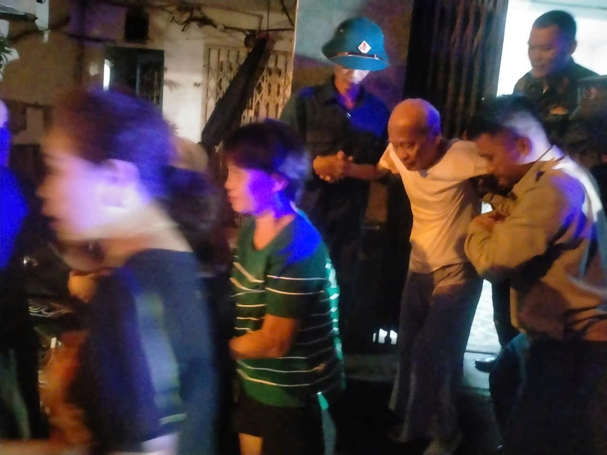 Tại địa điểm tránh bão là trường tiểu học Tân Mai, chính quyền đã chuẩn bị nhu yếu phẩm thiết yếu như mì tôm, nước uống, chăn chiếu cho người dân.