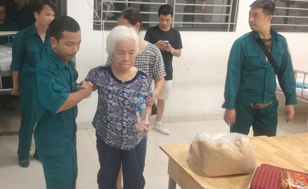 Người già và trẻ nhỏ tại khu vực tập thể A7 phường Tân Mai đặc biệt được lưu ý trước khi bão số 3 đổ bộ.