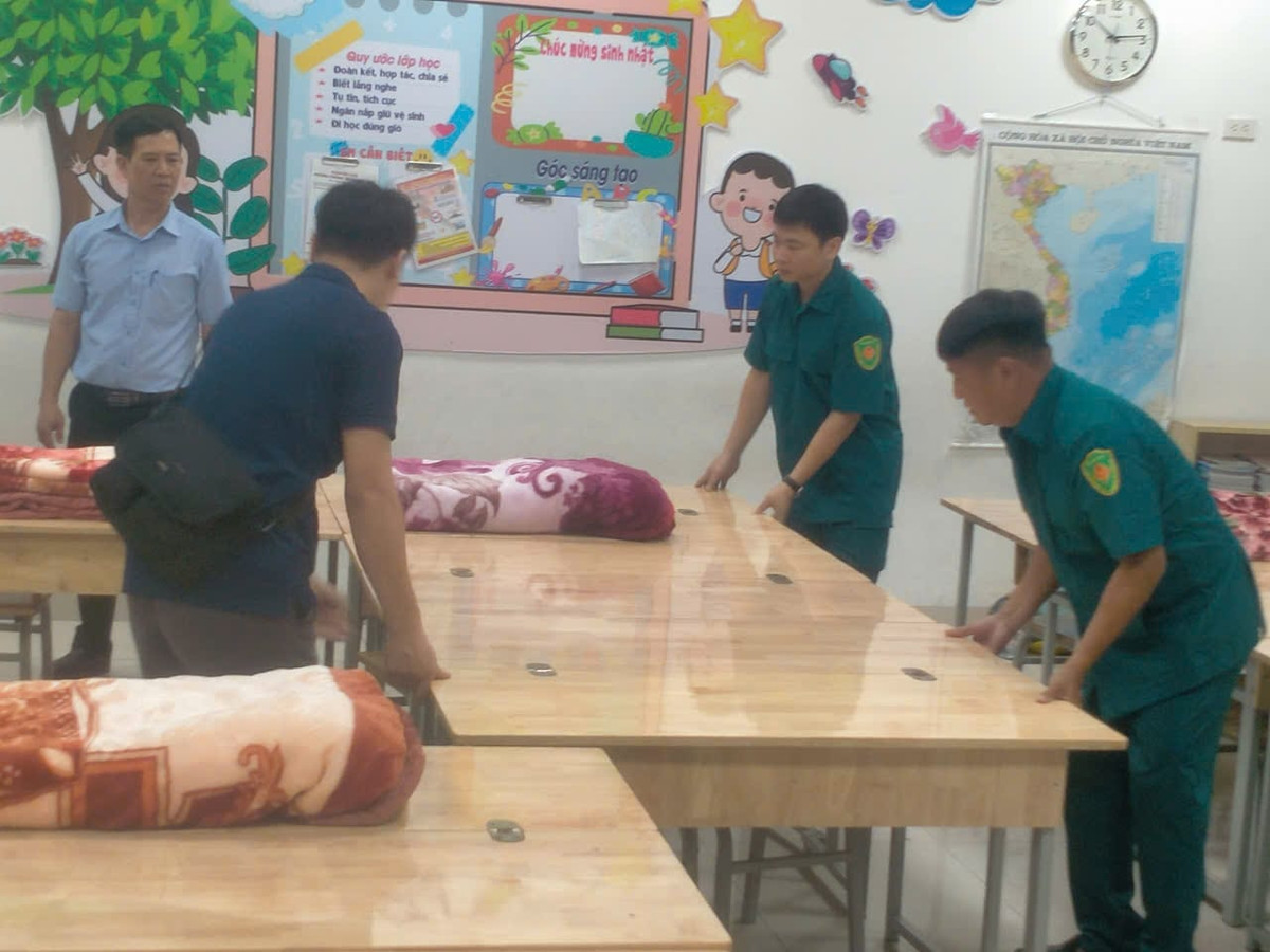 Phó Chủ tịch UBND quận Hoàng Mai Đỗ Thanh Tùng cho biết, người dân đến ở tạm trong Trường Tiểu học Tân Mai đều được chính quyền chuẩn bị sẵn các nhu yếu phẩm như mì tôm, nước uống, chăn chiếu; đồng thời, các hội, đoàn thể đang tích cực hỗ trợ người dân sớm ổn định để tránh bão số 3.