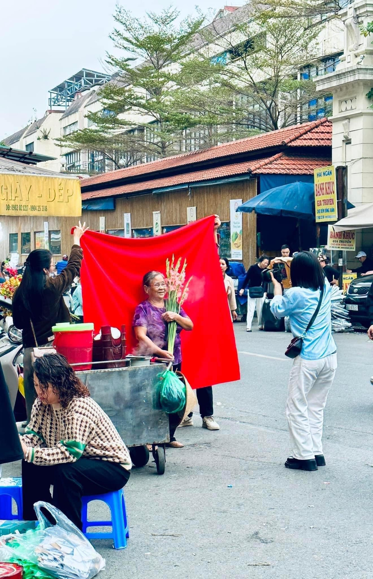 Mong rằng những bức ảnh và lời chúc nhỏ này sẽ làm ấm lòng mọi người, tạo nên một khoảnh khắc ấm áp và gần gũi giữa chúng ta trong những ngày đặc biệt này.