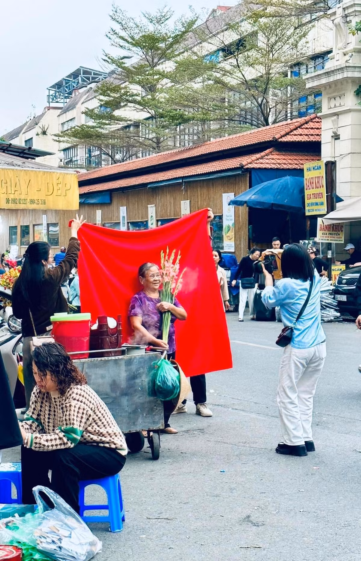 Mong rằng những bức ảnh và lời chúc nhỏ này sẽ làm ấm lòng mọi người, tạo nên một khoảnh khắc ấm áp và gần gũi giữa chúng ta trong những ngày đặc biệt này.
