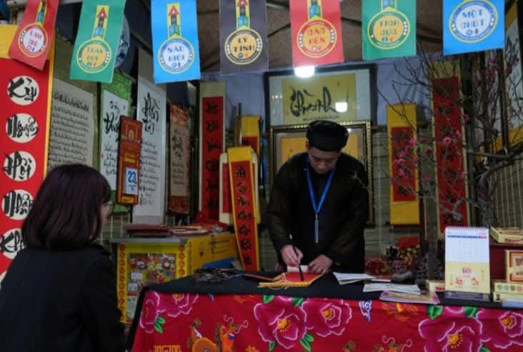 Đặc biệt, 18 cột chữ xung quanh không gian trưng bày được viết thư pháp chữ Hán với nội dung là bài “Khuyến học văn” (bài văn khuyến học) của Thuần Hoàng Đế Lê Thánh Tông - một tác gia lớn của nền văn học cổ trung đại Việt Nam đã thu hút du khách tham quan và tìm hiểu.