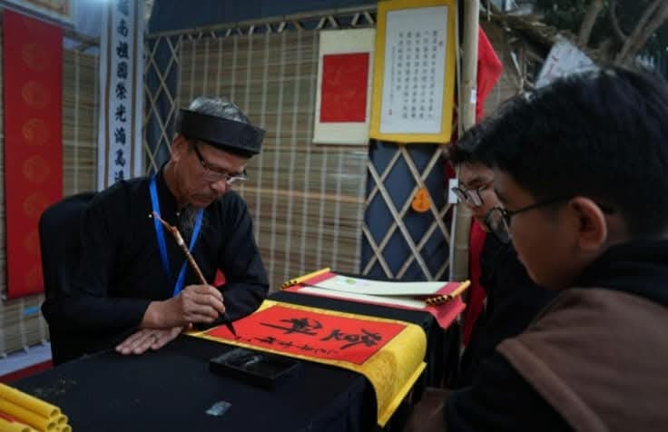 Triển lãm thư pháp mang tên “Thực học” tôn vinh giá trị truyền thống, bên cạnh triển lãm vẽ con rắn của hơn 70 họa sĩ trẻ. Ngoài ra, triển lãm ảnh di sản “Việt Nam quê hương tôi” cùng các hoạt động trải nghiệm như vẽ tranh Đông Hồ, tranh Kim Hoàng và không gian sách phục vụ công chúng cũng tạo nên điểm nhấn độc đáo. Đây chính là những nét khác biệt so với các kỳ Hội chữ Xuân trước đây”. ông Lê Xuân Kiêu cho biết thêm.