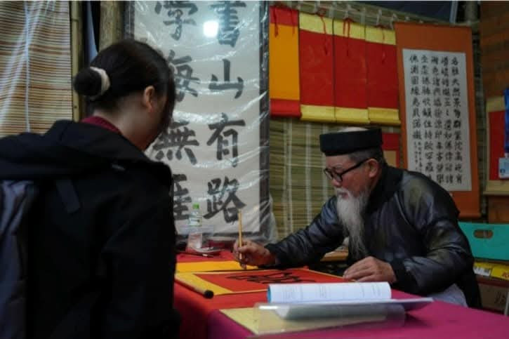 Thông tin về những điều khác biệt của Hội chữ xuân Ất Tỵ với những năm trước, ông Lê Xuân Kiêu, Giám đốc Trung tâm Hoạt động văn hoá, khoa học Văn Miếu - Quốc Tử Giám cho biết: “Công tác khảo tuyển cho Hội chữ Xuân năm nay được thực hiện rất kỹ lưỡng, với sự tham gia của các nhà hoạt động thư pháp từ cả ba miền Bắc, Trung, Nam. Không gian Hội chữ Xuân năm nay nổi bật với các hoạt động văn hóa phong phú, trong đó có ba triển lãm đồng thời tại khu vực Hồ Văn....