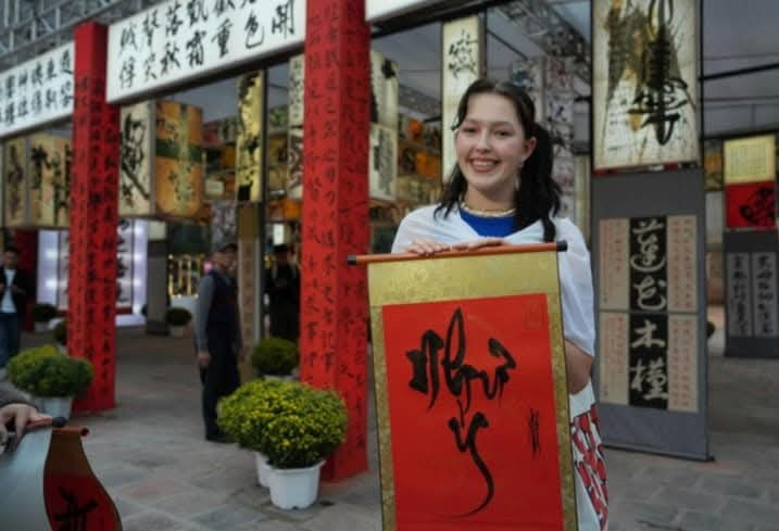 Chị Thanh Xuân - Hà Nội cho biết: “Năm nào tôi cũng đi hội Chữ xuân, mỗi năm sẽ có một sự khác biệt. Tôi vẫn thích nhất là phần trình diễn thư pháp của các thư pháp gia. Ở đấy sẽ có những câu nói, những đoạn trích rất nổi tiếng, gắn với văn miếu quốc tử giám, là trường đại học đầu tiên của nước Việt Nam. Tôi thấy Hội chữ Xuân luôn luôn là một điểm tôi cần phải đến mỗi dịp năm mới”.