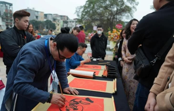 Trong khuôn khổ Hội chữ xuân Ấy Tỵ, Triển lãm thư pháp chủ đề “Thực học” thu hút du khách với hàng trăm bức thư pháp Hán Nôm và Quốc ngữ có kích thước lớn nhỏ khác nhau, đa dạng về thể thức trình bày cùng những phong cách riêng biệt được sắp đặt theo từng khu vực theo các mảng nội dung.