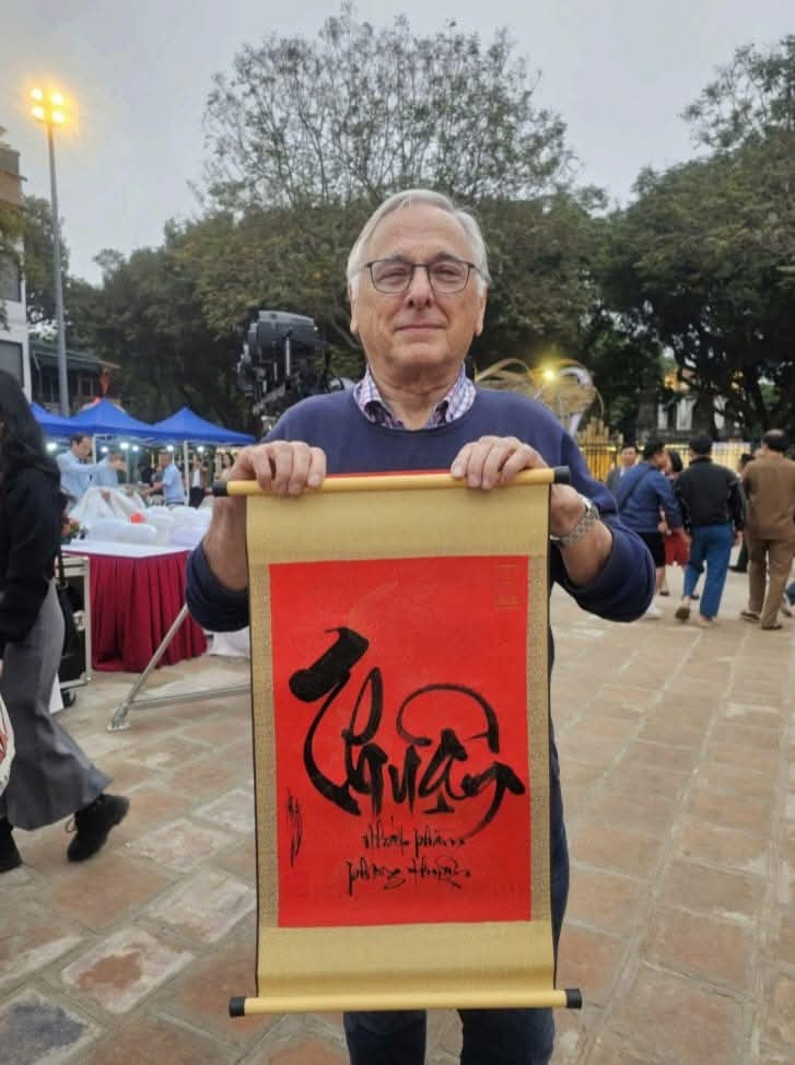 Du khách nước ngoài thích thú với hội chữ xuân Ất Tỵ.