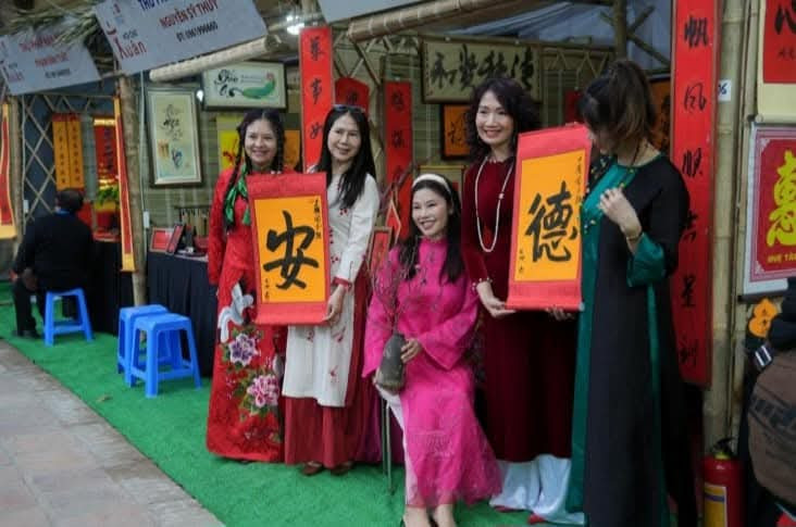 Bên cạnh không gian triển lãm, người dân còn được cảm nhận không khí văn hoá truyền thống khi được giao lưu, trò chuyện và được các “ông đồ” cho chữ.