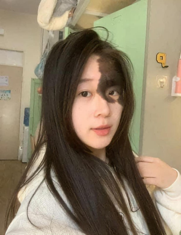 Nhờ có ngoại hình lạ và hút mắt, hiện tại cô gái đang có thêm công việc làm người mẫu ảnh.