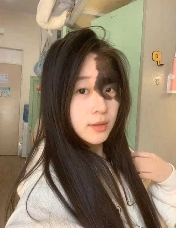 Nhờ có ngoại hình lạ và hút mắt, hiện tại cô gái đang có thêm công việc làm người mẫu ảnh.