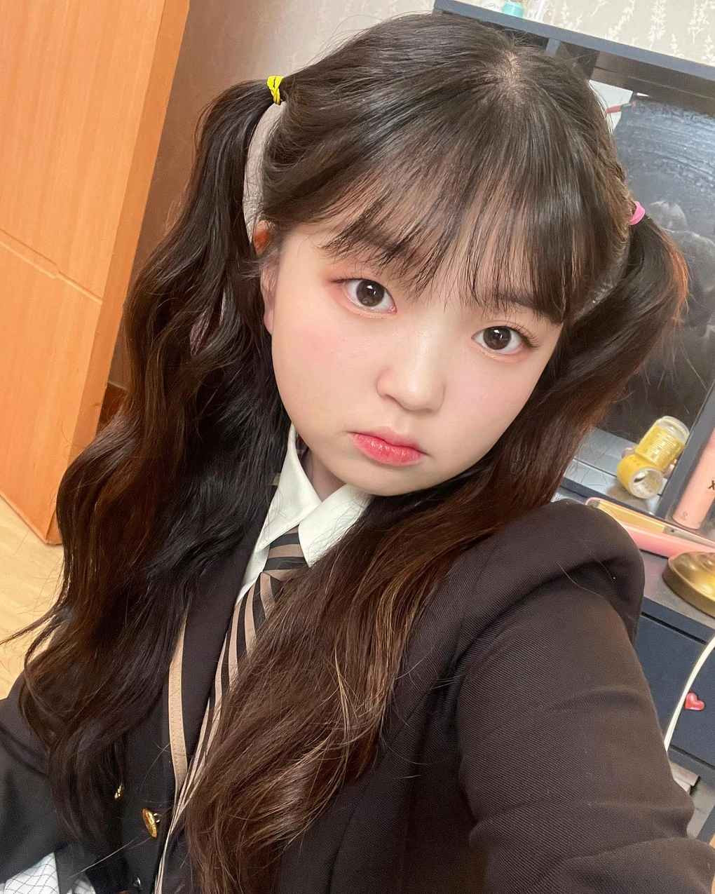 Xóa bỏ đi lớp son phấn, khuôn mặt tựa trẻ thơ của Kim Yoon Hee có thể "đánh lừa" người xem nhờ đôi má bầu bĩnh đáng yêu (Ảnh: IGNV).