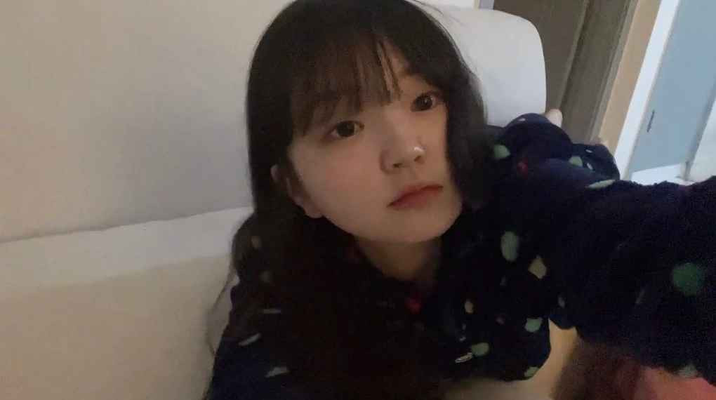 Tuy nhiên, không chỉ có ngoại hình như trẻ con ở trên màn ảnh, những hình ảnh đời thường của Kim Yoon Hee đã khiến nhiều người hâm mộ "suýt xoa" vì quá trẻ trung.