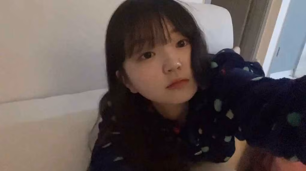 Tuy nhiên, không chỉ có ngoại hình như trẻ con ở trên màn ảnh, những hình ảnh đời thường của Kim Yoon Hee đã khiến nhiều người hâm mộ "suýt xoa" vì quá trẻ trung.