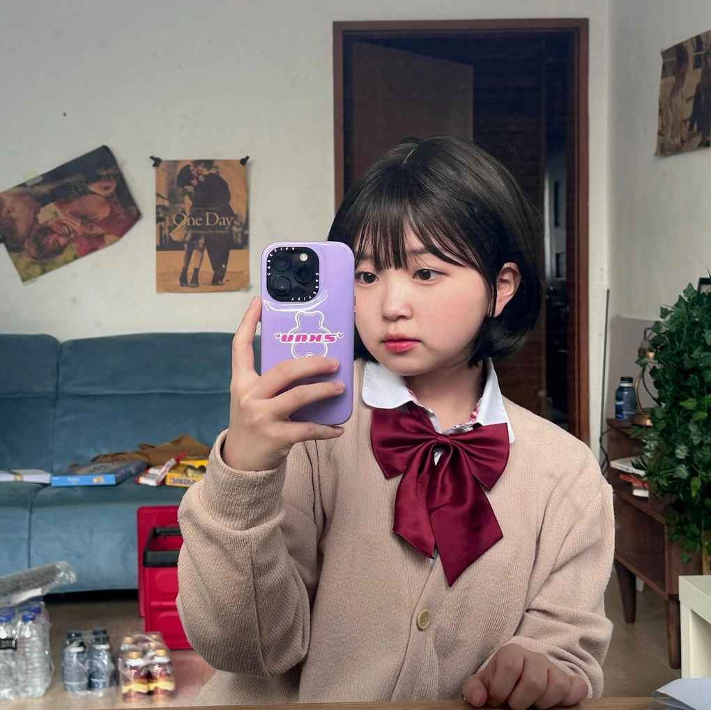 Với vẻ ngoài đáng yêu cùng gương mặt bầu bĩnh, nhiều người không nhận ra cô bé học sinh trong phim được thủ vai bởi diễn viên 21 tuổi (vào thời điểm phim chiếu).