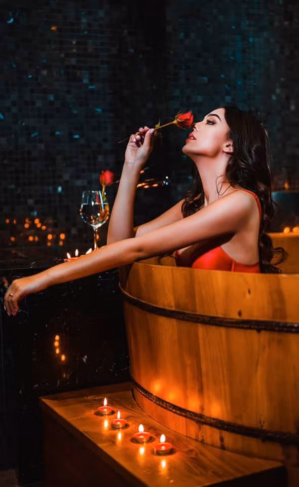 Bộ ảnh với concept nội y và hoa hồng của Dianka ngay lập tức nhận được sự quan tâm rất lớn từ người hâm mộ. Trong bộ ảnh này bạn gái "thủ môn quốc dân" Bùi Tiến Dũng đã khoe trọn đường cong nóng bỏng cùng vòng eo "vạn người mê".