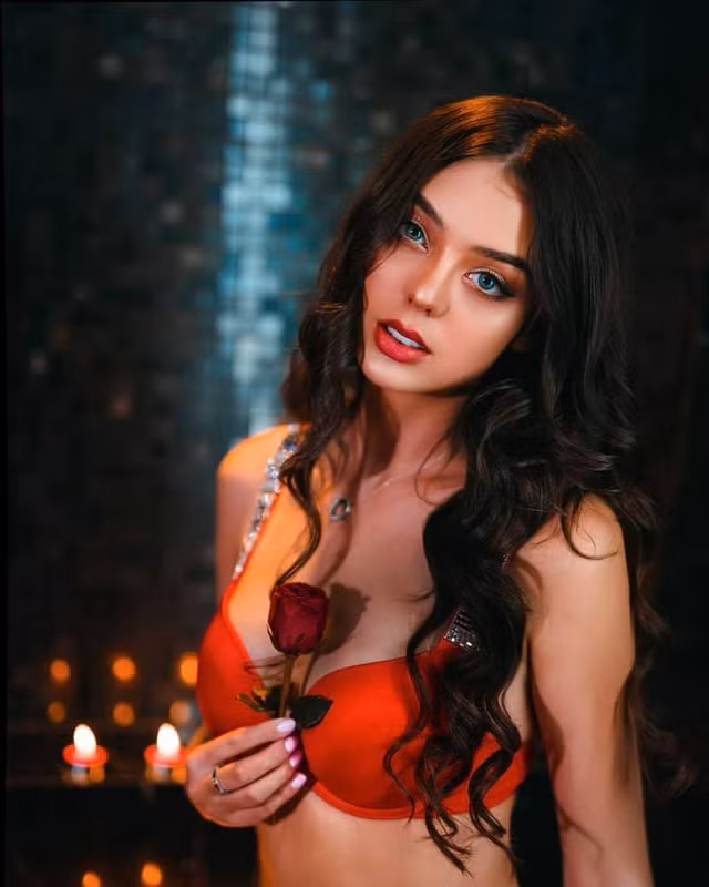 Mới đây, Dianka Zakhidova đã đăng tải bộ ảnh cực kì nóng bỏng lên mạng xã hội Instagram và Facebook.