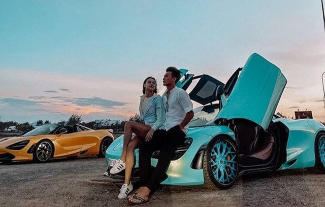 Mới đây nhất, thủ môn Bùi Tiến Dũng khoe hình ảnh cùng bạn gái lái siêu xe dạo chơi và thu hút sự chú ý của không ít netizen.