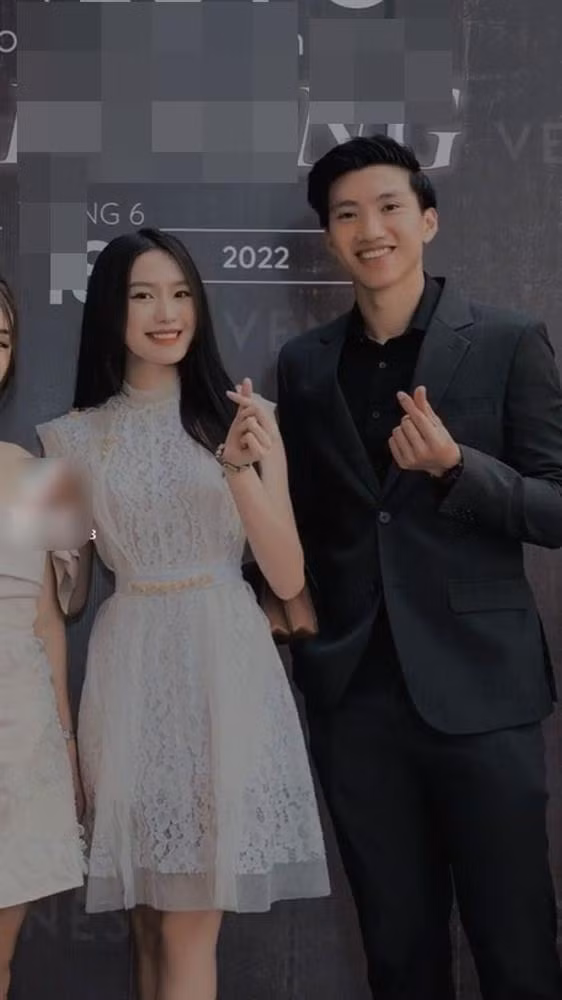 Qua chia sẻ của Hiếu Phạm, mối quan hệ của Văn Hậu và Top 10 Hoa Hậu Việt Nam vô cùng mặn nồng.