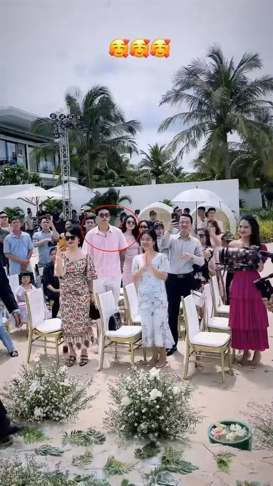 Trên trang cá nhân, Hiếu Phạm viết: "Chuyện hôm qua giờ mới kể, 4 anh chồng, 4 cô vợ".