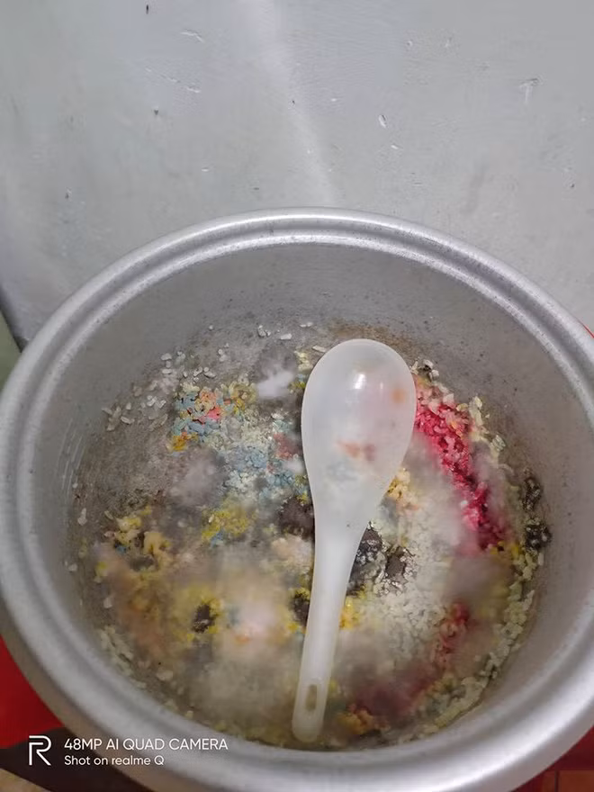 Khi nồi cơm điện móc đủ 7 màu.