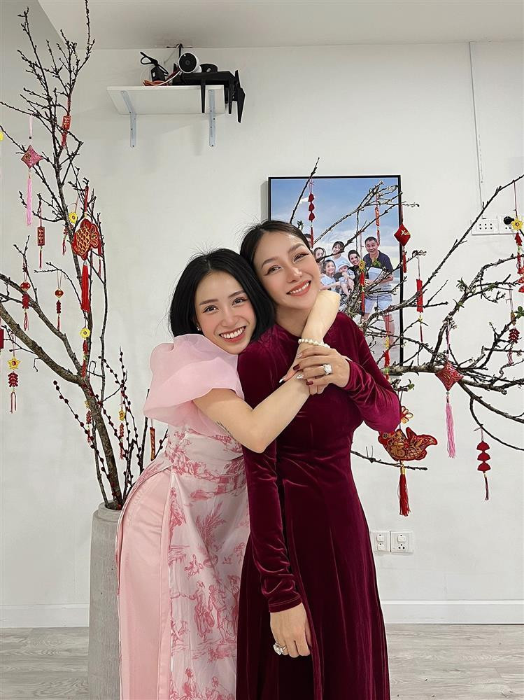 Khoảnh khắc ghi lại, các thành viên trong gia đình Joyce Phạm đều lên đồ rực rỡ, cùng nhau chụp ảnh lưu niệm, nhận lì xì từ người thân.