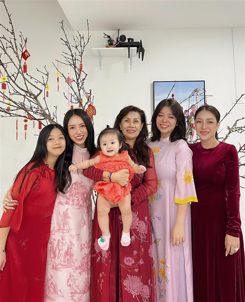 Sau màn khoe mua siêu xe, trang hoàng nhà cửa hoành tráng dịp Tết, mới đây con gái đại gia Minh Nhựa lại chơi lớn, show ảnh đại gia đình đến chúc Tết ông bà nội (bố mẹ ruột của Minh Nhựa).