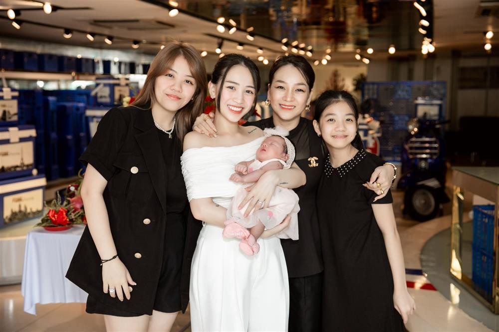 Ở một số bức ảnh đứng cạnh cô con gái đầu Joyce Phạm, ai cũng xuýt xoa bởi nhìn quá giống 2 chị em.