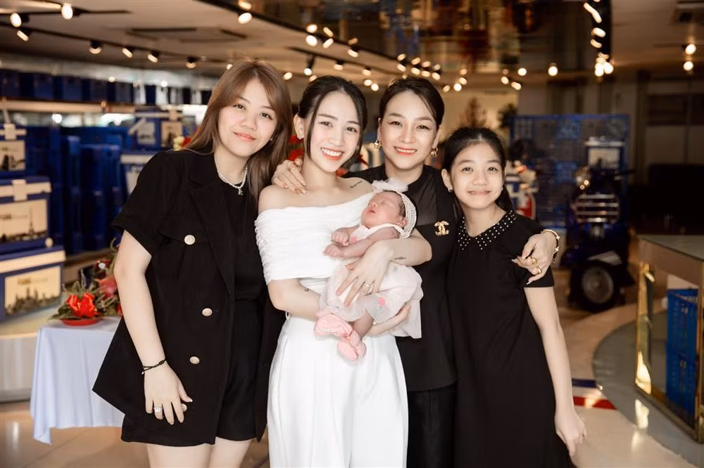 Ở một số bức ảnh đứng cạnh cô con gái đầu Joyce Phạm, ai cũng xuýt xoa bởi nhìn quá giống 2 chị em.