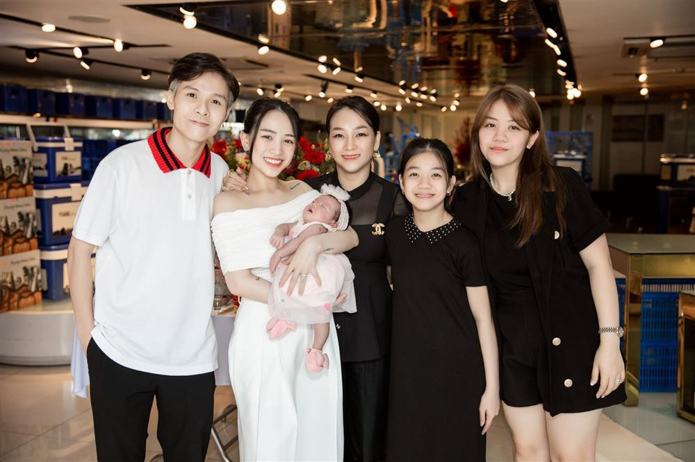 Nhưng gây chú ý hơn cả trong loạt ảnh này chính là sự góp mặt của vợ đầu Minh Nhựa - chị Phương Thúy.