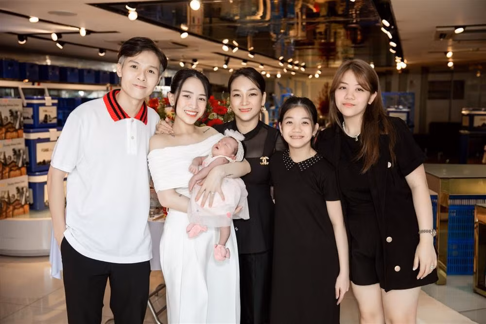 Nhưng gây chú ý hơn cả trong loạt ảnh này chính là sự góp mặt của vợ đầu Minh Nhựa - chị Phương Thúy.