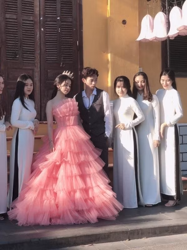 Sau màn cầu hôn "gây sốt", mới đây khán giả hâm mộ đã tình cờ bắt gặp được hình ảnh Hồng Thanh và Mie tình tứ chụp bộ ảnh mới ở Hội An.