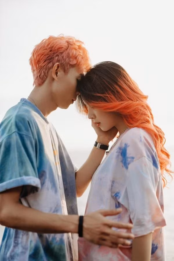 Trong những bức hình được truyền nhau, khán giả dự đoán rằng có khả năng cặp đôi đang chụp ảnh cưới vì Hồng Thanh đang diện vest còn Mie lại mặc một chiếc váy màu hồng vô cùng xinh xắn.