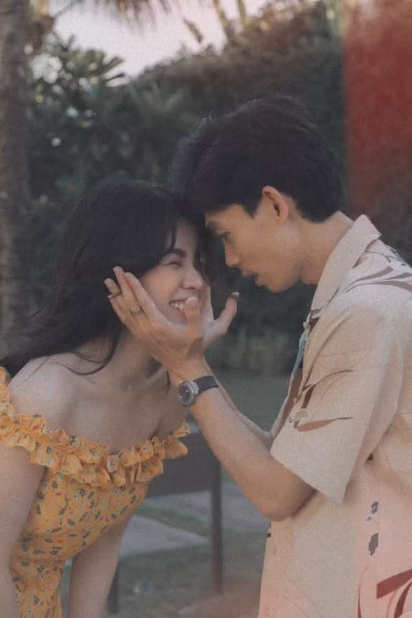 DJ Mie tên đầy đủ là Trương Tiểu My, cô sinh năm 1995 là một hiện tượng âm nhạc trong giới, cô không chỉ tài năng mà còn sở hữu vẻ đẹp thiên thần được bao người săn đón.