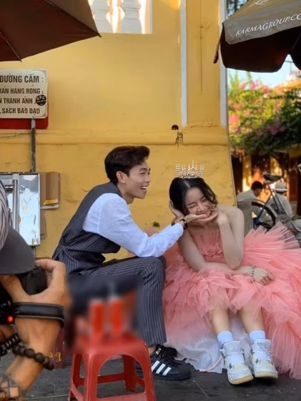 Từ màn cầu hôn "gây sốt" đến việc rò rỉ những khoảnh khắc chụp ảnh cưới, khán giả đang rất hi vọng Hồng Thanh và Mie sẽ đám cưới trong năm 2020 để làng giải trí Việt lại có thêm rộn ràng tin vui.