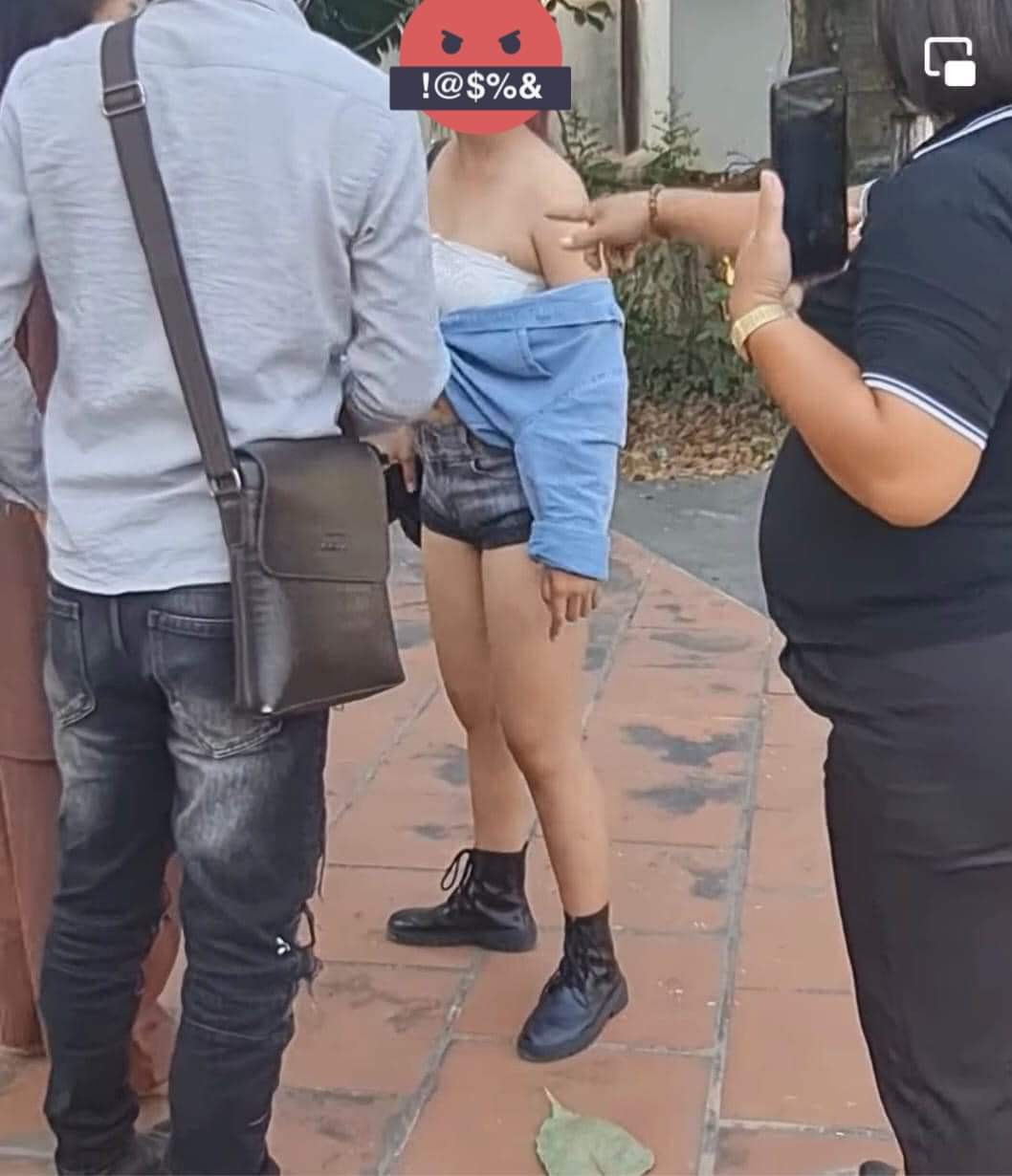 Từ hình ảnh cho thấy, nữ chính diện chiếc áo quây màu trắng, phía dưới kết hợp với quần sooc ngắn cũn cỡn. Dù phía ngoài có khoác thêm chiếc áo bò nhưng chỉ mang tính chất minh họa.