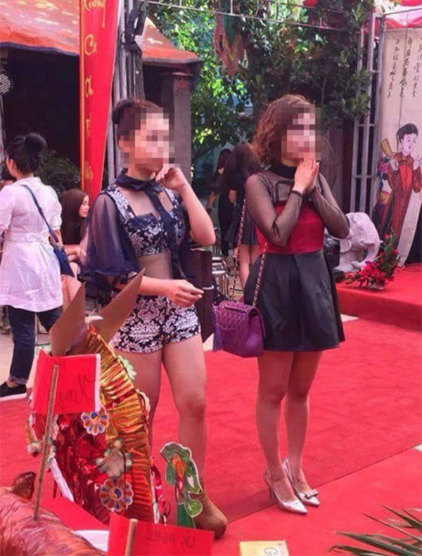 Nhiều cô gái biến sân chùa thành sàn diễn thời trang với những bộ cánh không hợp khung cảnh.