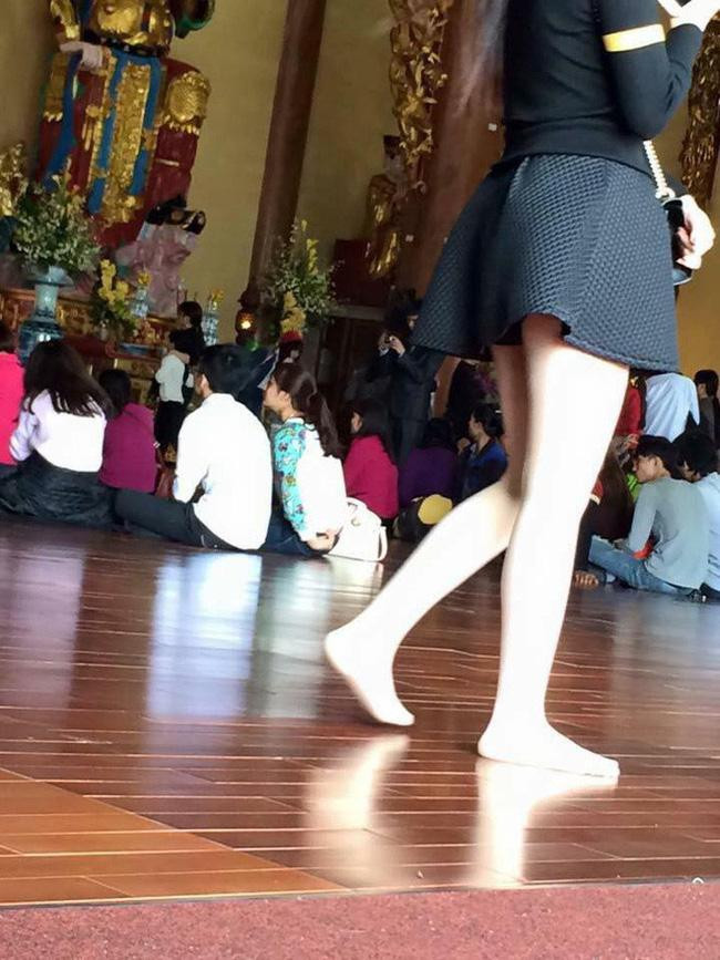 Nhưng thay vì tiếp thu, cô gái đã cãi cùn với lý lẽ đây là tự do tín ngưỡng, cái tâm lễ phật là chính còn hình thức không quan trọng.