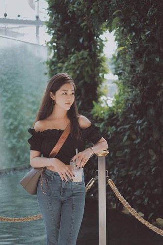 Chưa dừng lại ở đó, Nam Phương còn thể hiện trên dòng story của mình vô cùng hài hước khi bị gạ làm sugar baby rằng: "Mặt tui vắt ra hột mà kêu đi làm baby. Nghĩ sao vậy?".