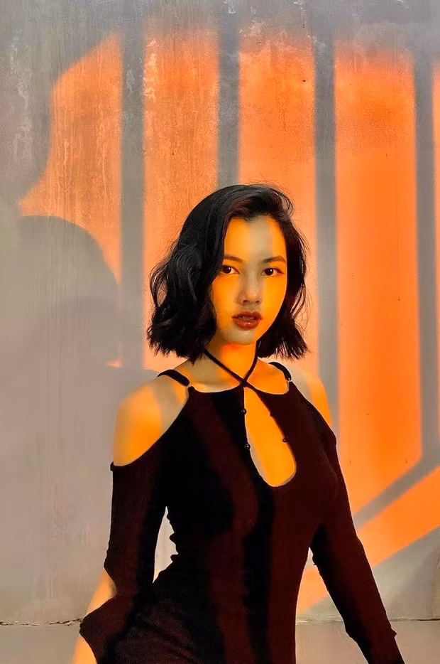 Cẩm Đan - Top 15 Hoa hậu Việt Nam 2020 kiêm bạn gái tin đồn của đại gia Đức Huy cũng từng tung tin nhắn bị một người lạ mặt "mời chào" giá 16 nghìn USD (tương đương hơn 400 triệu đồng) để đi ăn uống.