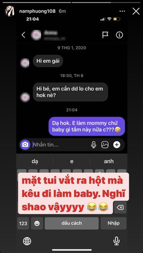 Cụ thể, một tài khoản nặc danh này đã gửi inbox cho Nam Phương cùng lời đề nghị ngọt nhạt: "Hi bé, em cần dd lo cho em không nè?". Đáp trả lại lời gạ gẫm làm sugar baby này, nữ tiếp viên trưởng xinh đẹp đã đáp lại: "Dạ không, em làm mommy chứ baby gì tầm này nữa chị",